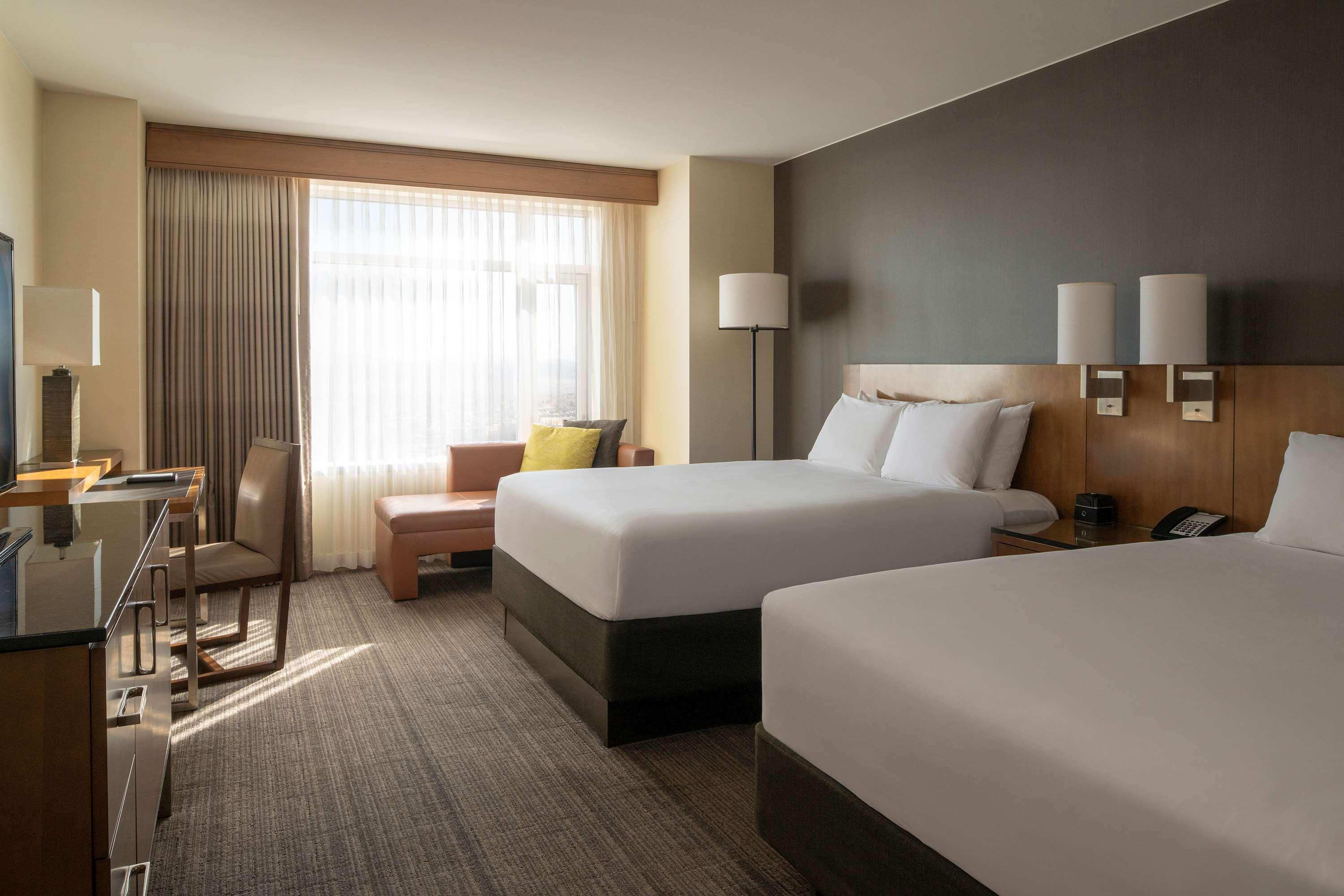 Hampton Inn & Suites Denver-Cherry Creek Exterior photo
