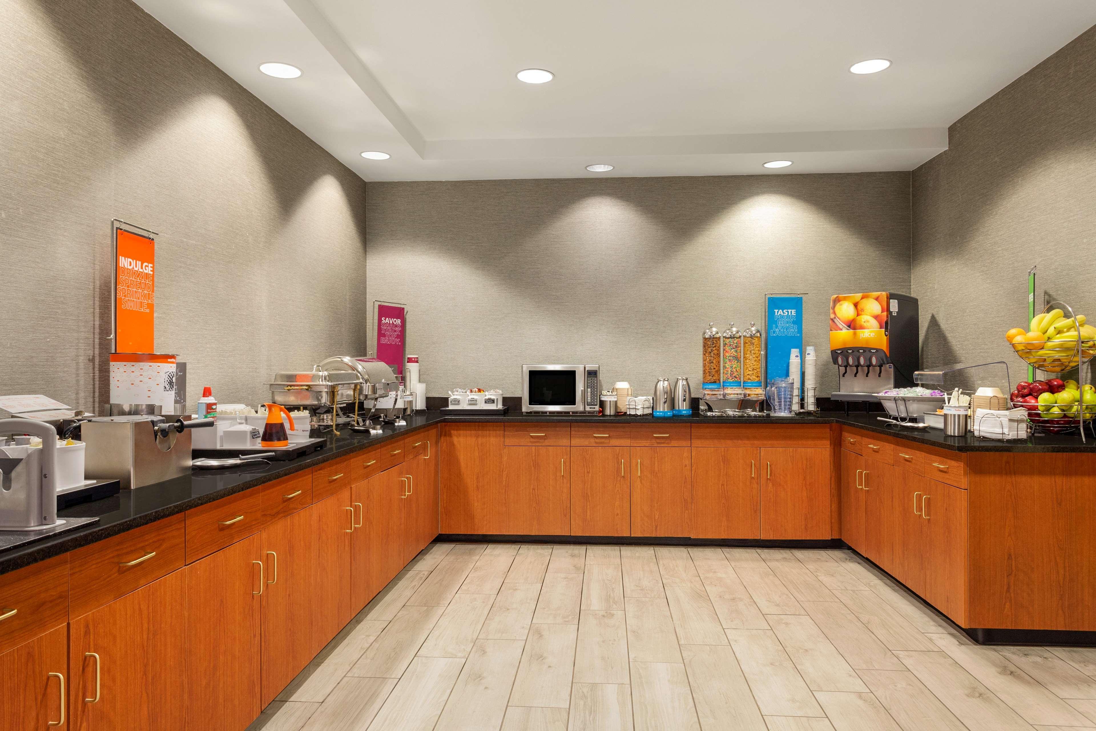 Hampton Inn & Suites Denver-Cherry Creek Exterior photo
