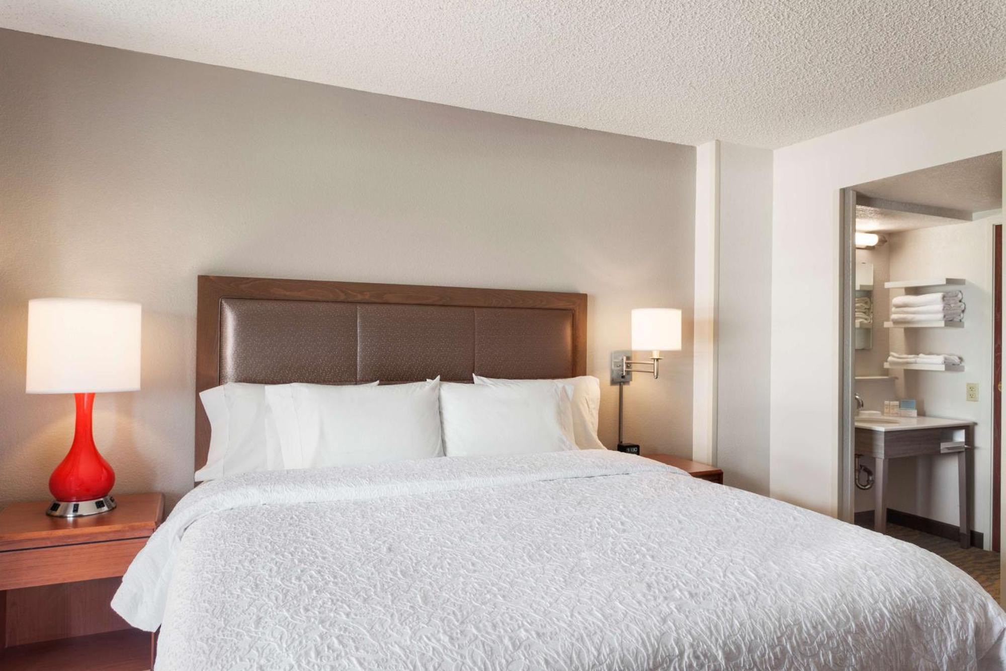 Hampton Inn & Suites Denver-Cherry Creek Exterior photo