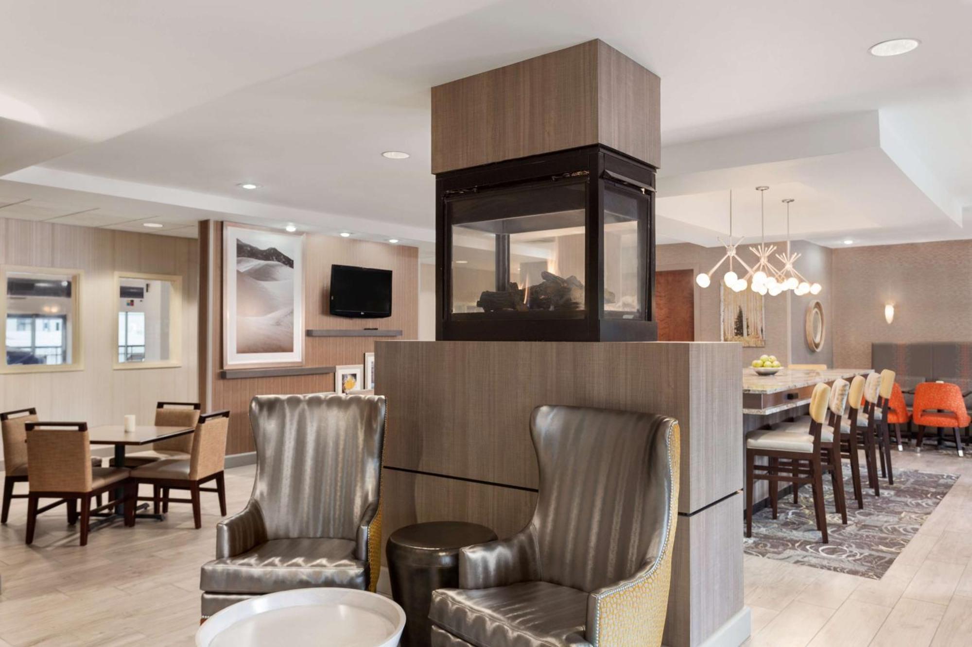 Hampton Inn & Suites Denver-Cherry Creek Exterior photo